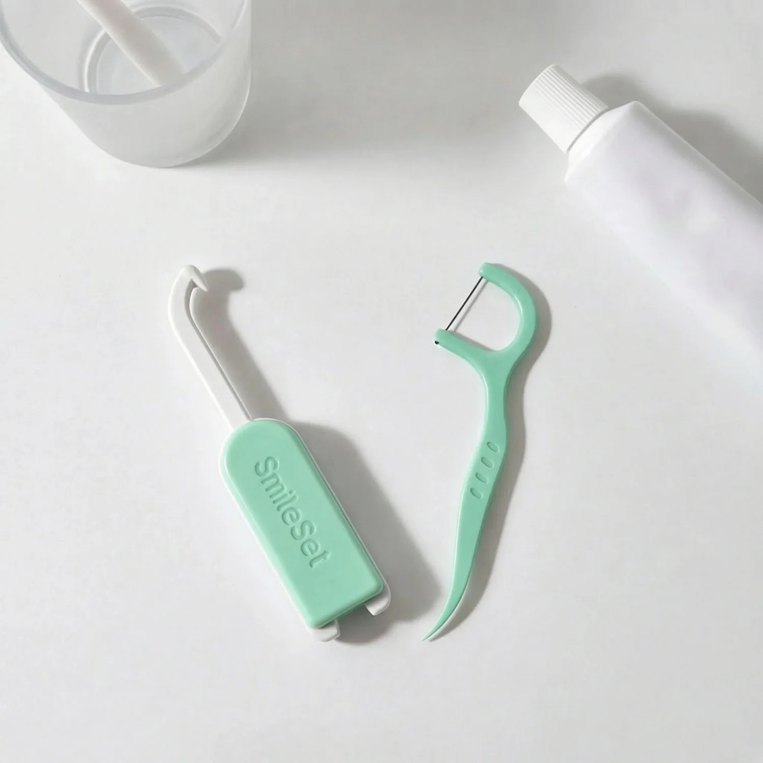 Vented Case with Mirror, Removal Tool & Floss Storage - Image 9